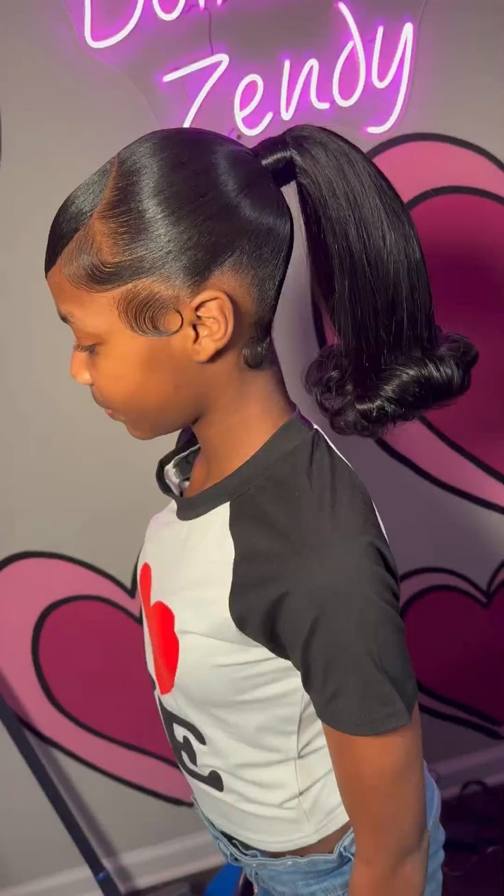 Pretty easy to make ponytail with side part.