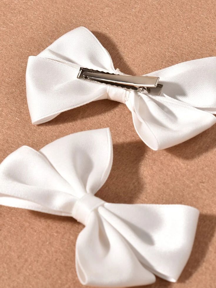 Two pieces of white Alligator clip bow