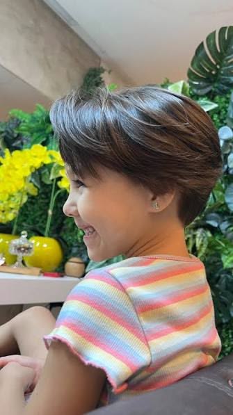 Short textured crop hairstyle for girls