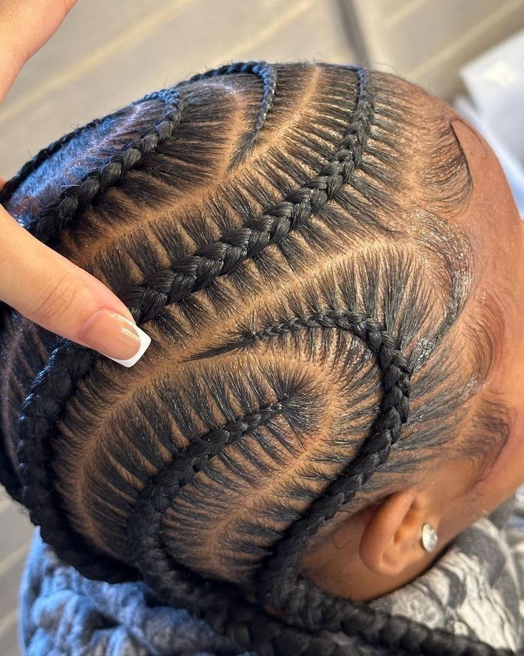 Little girl with curved cornrow hairstyle